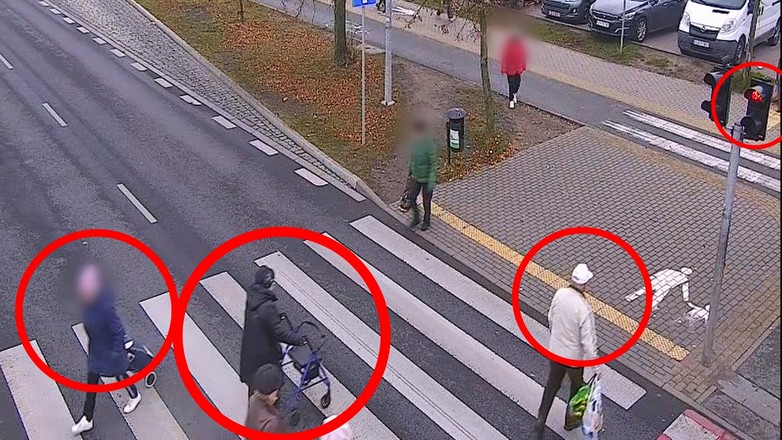 Piesi nic sobie nie robią z czerwonego światła