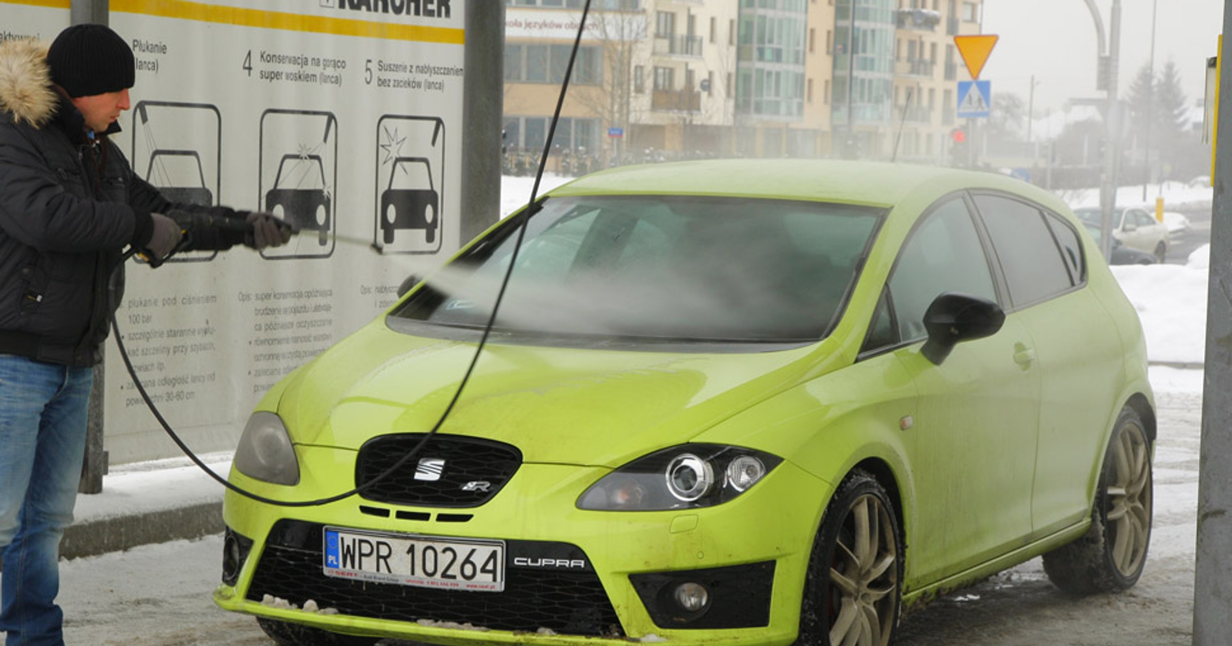 Jak zimą umyć auto? Czy suszenie auta jest koniecznością?