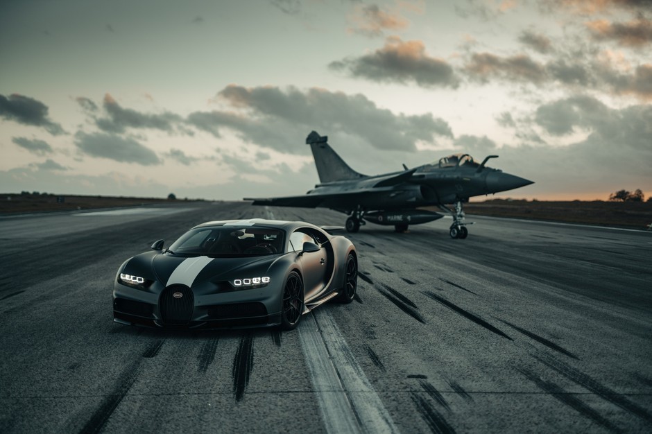 Bugatti Chiron Sport kontra myśliwiec Dassault Rafale Marine