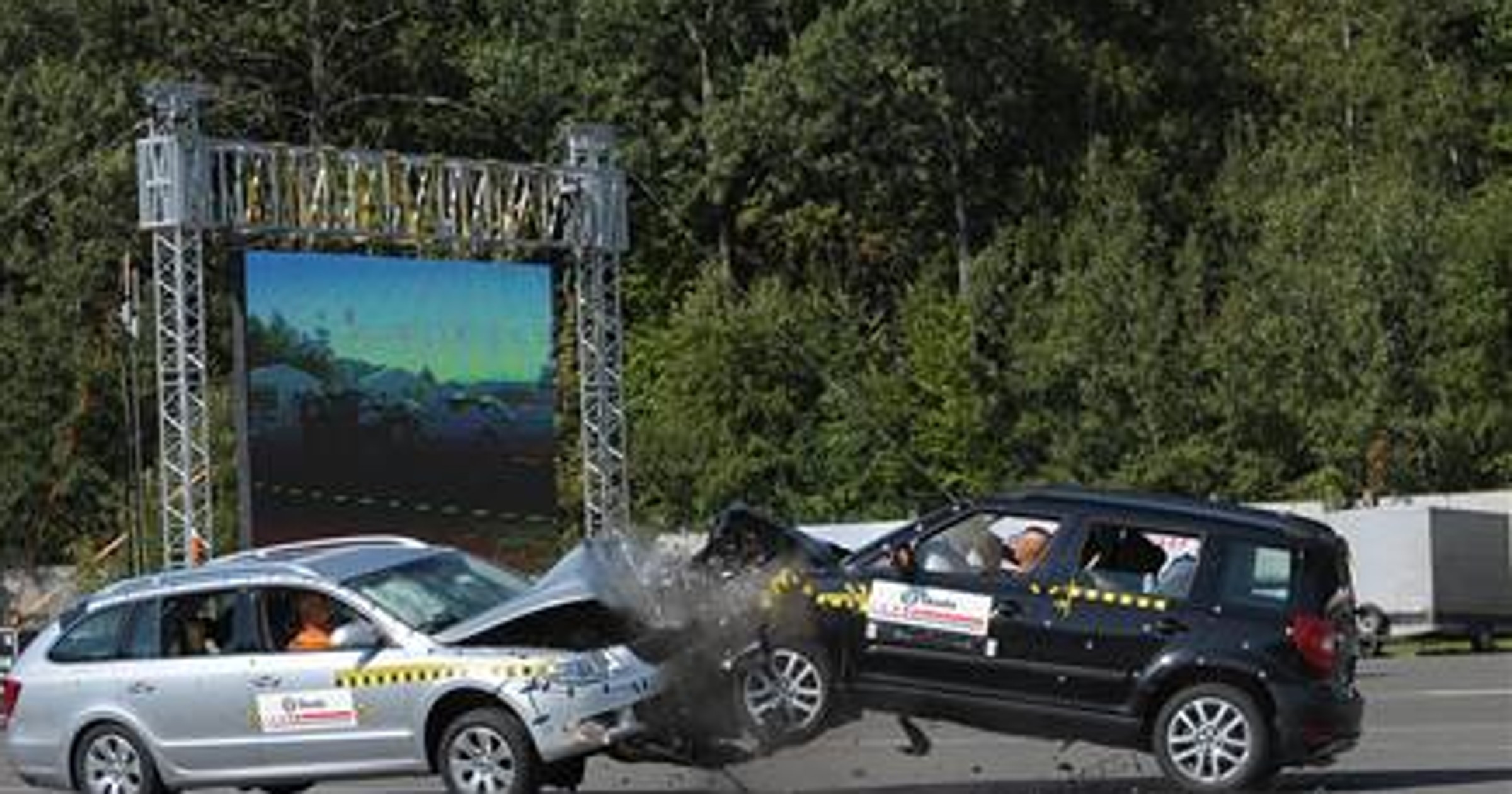 Co zostało po zderzeniu przy prędkości 90 km/h Škody Yeti z Superbem