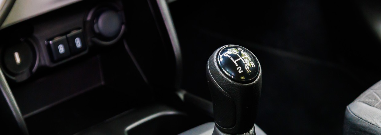 Codzienne nawyki mogą zniszczyć skrzynię biegów. Te czynności robimy automatycznie, a nie powinniśmy