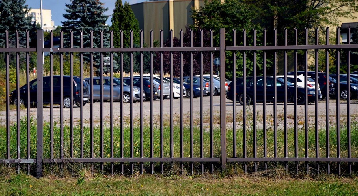 Przejmują pojazdy i muszą płacić za nie OC. Rząd wyjaśnia