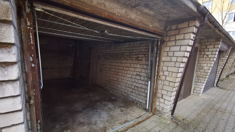 Oglądaliśmy garaż na warszawskim Mokotowie. Co dostajesz za ćwierć miliona zł?