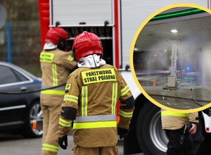Niebezpieczna sytuacja na stacji paliw. Samochód uderzył w dystrybutor