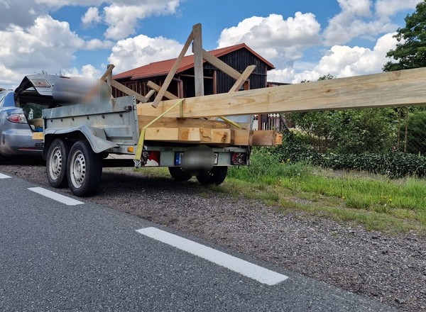 Długie drewniane bele nie zmieściły się do Mazdy. Nie skończyło się na mandacie
