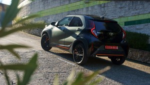 Jeździliśmy Toyotą Aygo X po Barcelonie. Teraz to modny mieszczuch o wysokich aspiracjach