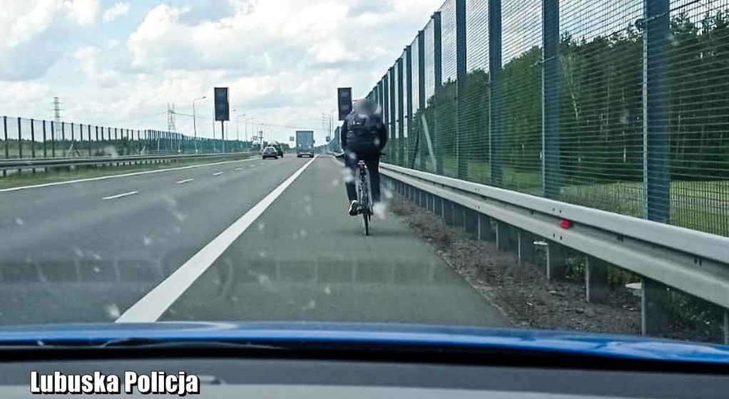 Rowerzysta jechał drogą ekspresową