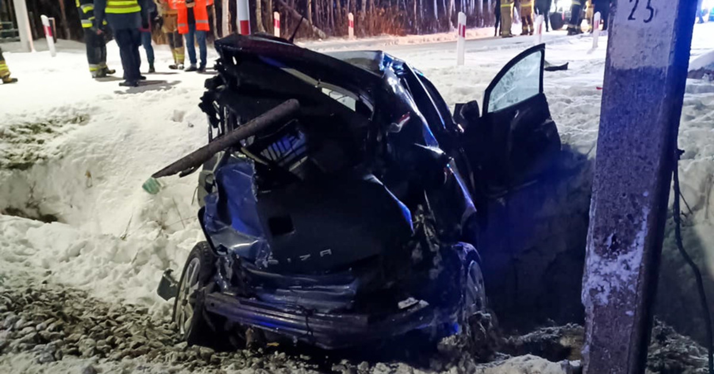 Matka z córką utknęły na przejeździe kolejowym