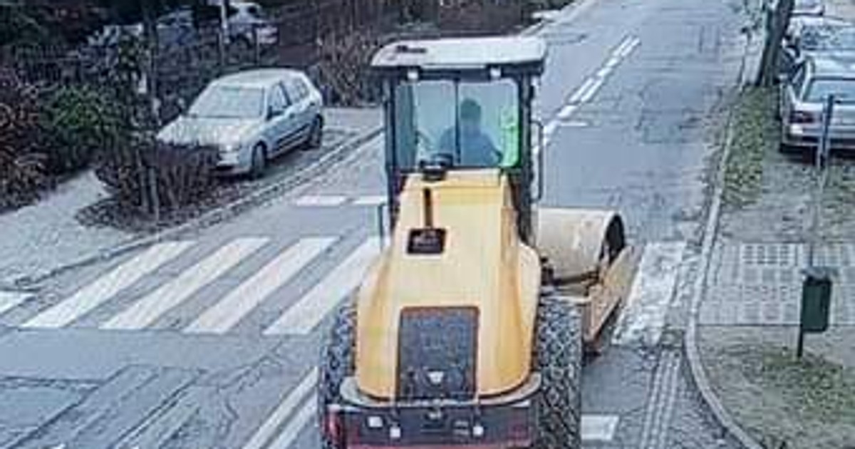 Walcem wjechał na osiedlową uliczkę