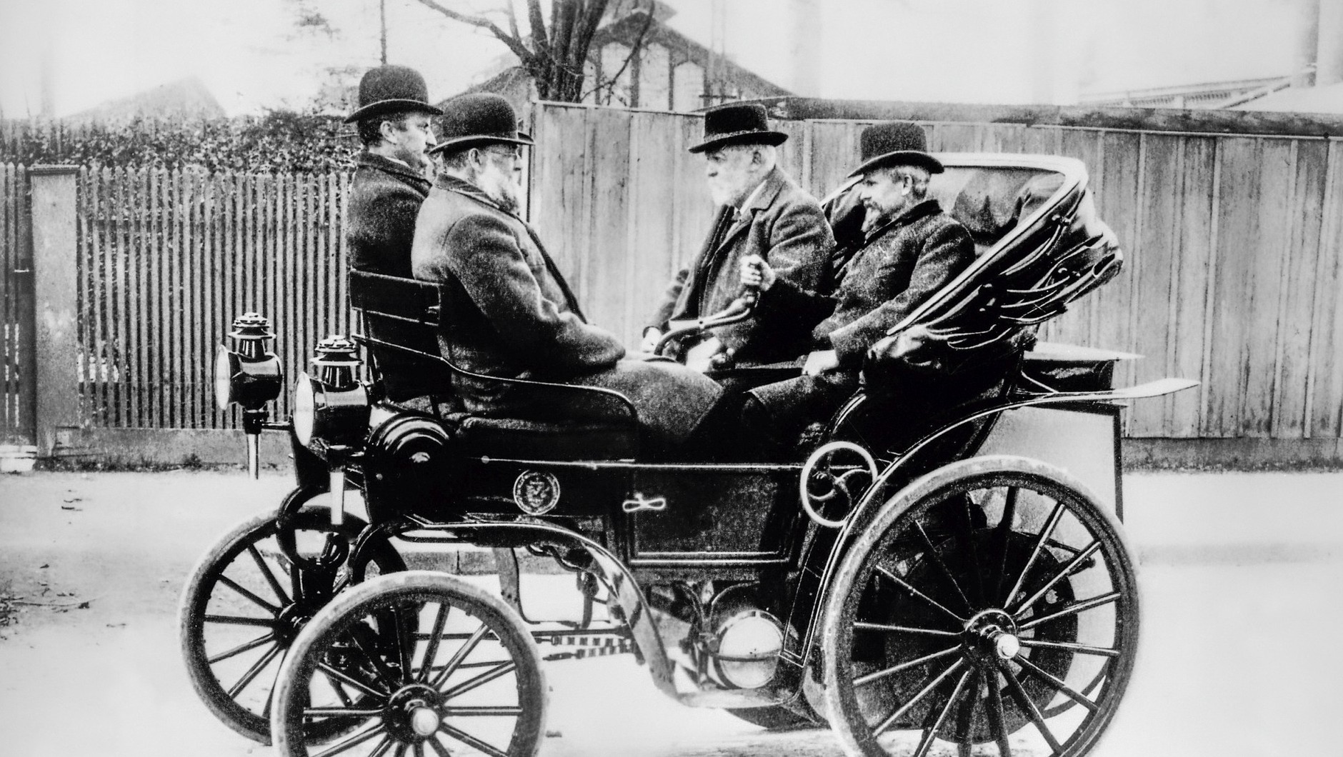 Maybach z prawej, a obok niego Daimler w jego Riemenwagenie, 1897.