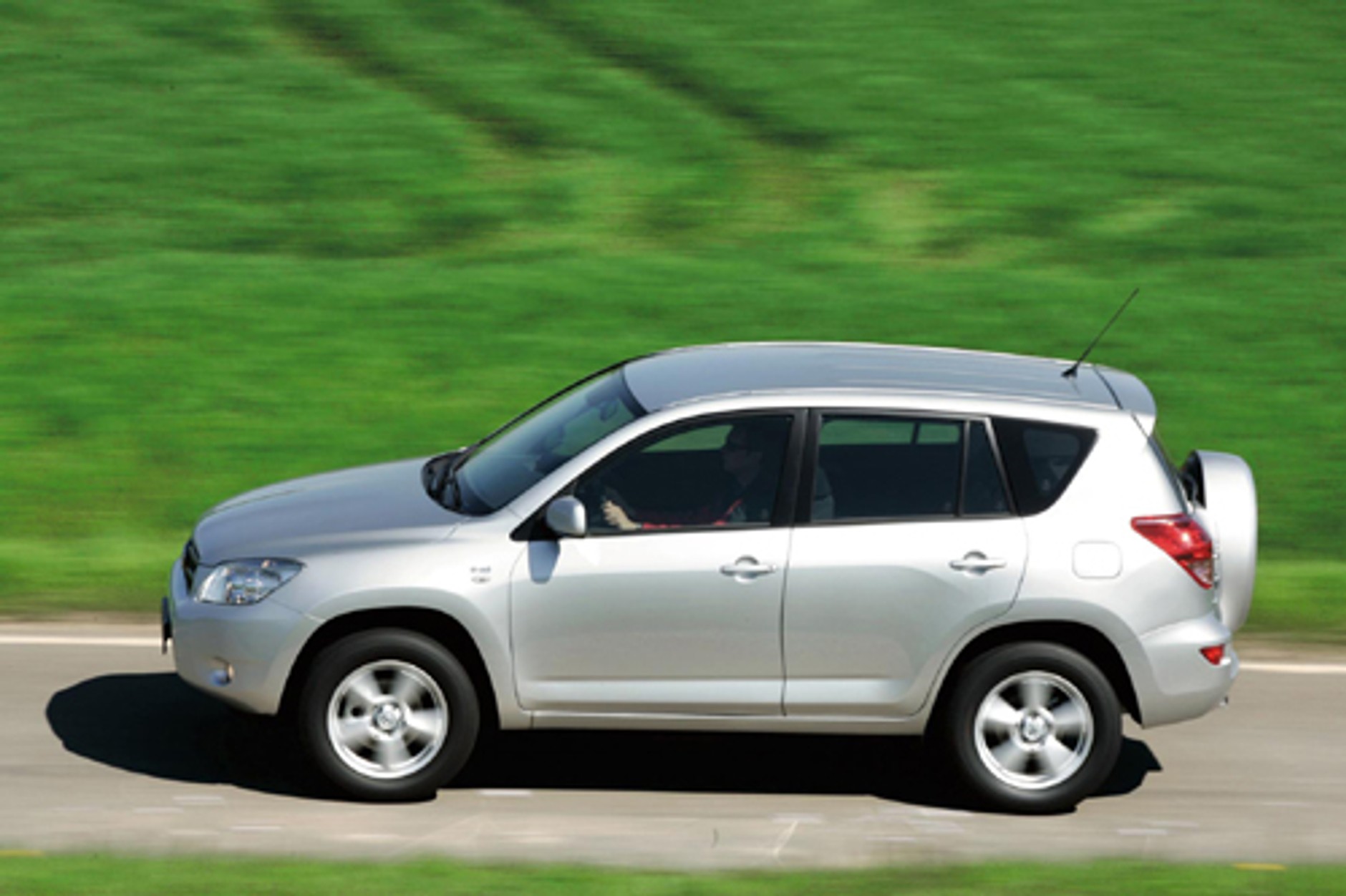 Toyota RAV4, Nissan X-Trail, Kia Sportage, Suzuki Grand Vitara - Terenówki niezupełnie terenowe