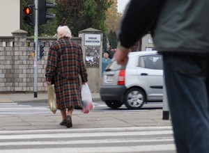 Prezydent podpisał ustawę o pierwszeństwie pieszych przy wchodzeniu na pasy i zakazie jazdy na zderzaku