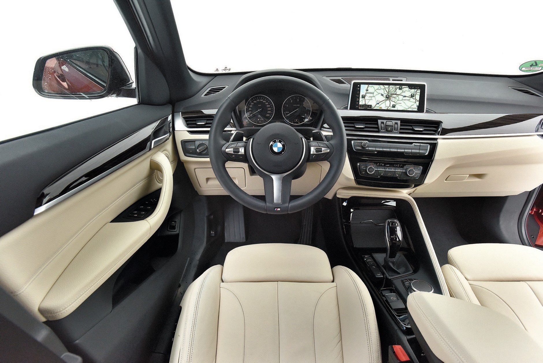 Drzwi do klasy premium otwarte? Porównanie: Volvo XC40 vs. Audi Q3, BMW X1