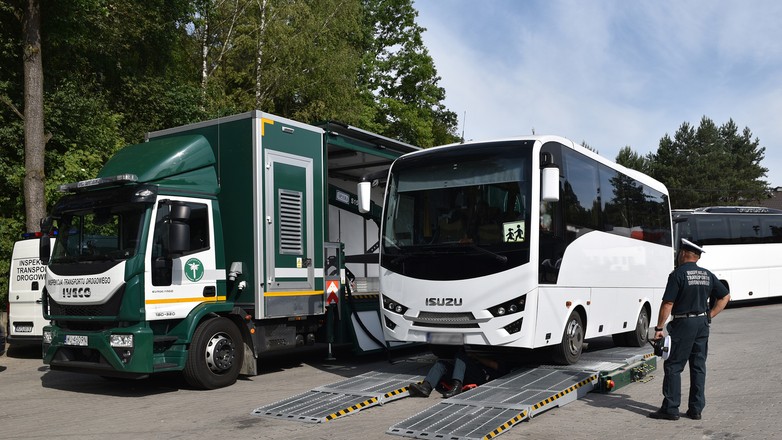 O sprawdzenie stanu technicznego autokaru wiozącego dzieci na wakacje mogą wnioskować sami rodzice lub opiekunowie wycieczek