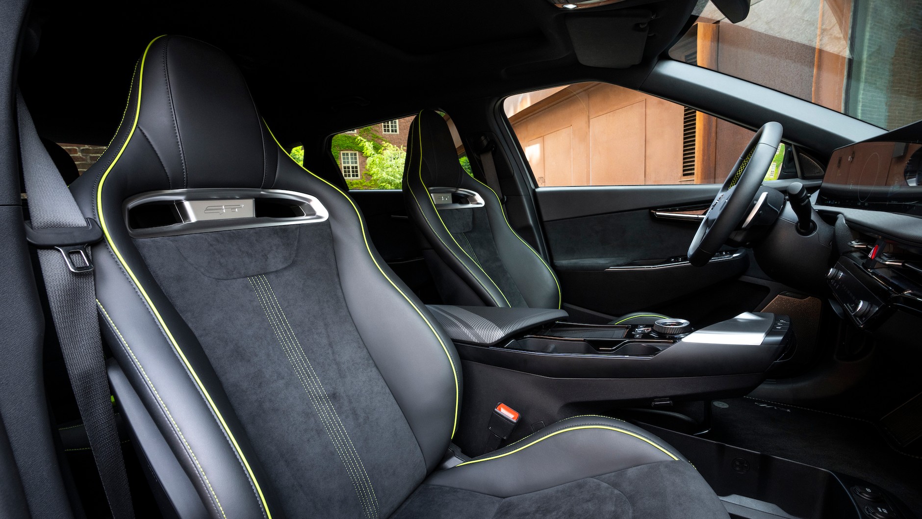 Profilowane kubełkowe fotele ze zintegrowanymi zagłówkami dobrze trzymają kierowcę i są komfortowe