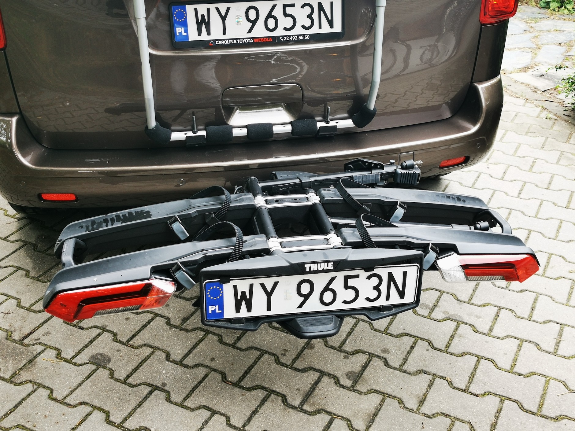 Thule Epos nie ma przedniego stelaża. Uwaga: auto na zdjęciu wyposażone jest także w bagażnik na tylną klapę – to sprzęty niezwiązany z bagażnikiem zakładanym na hak