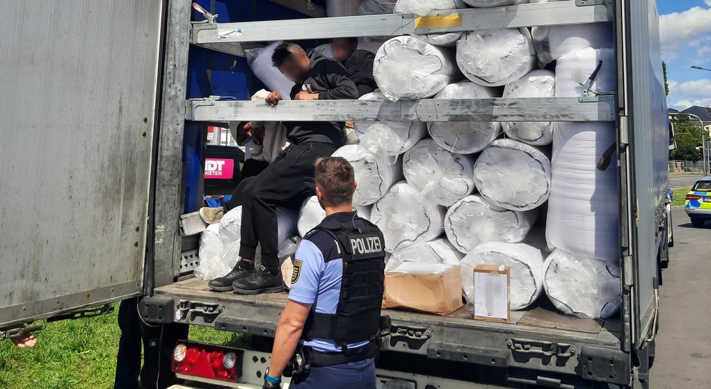 Jechali w... naczepie. Nagle zaczęli machać do kierowcy