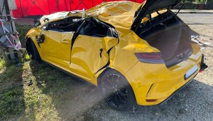 Trzy ofiary śmiertelne w żółtym Renault Megane z wypożyczalni – co widać na nagraniach z monitoringu?