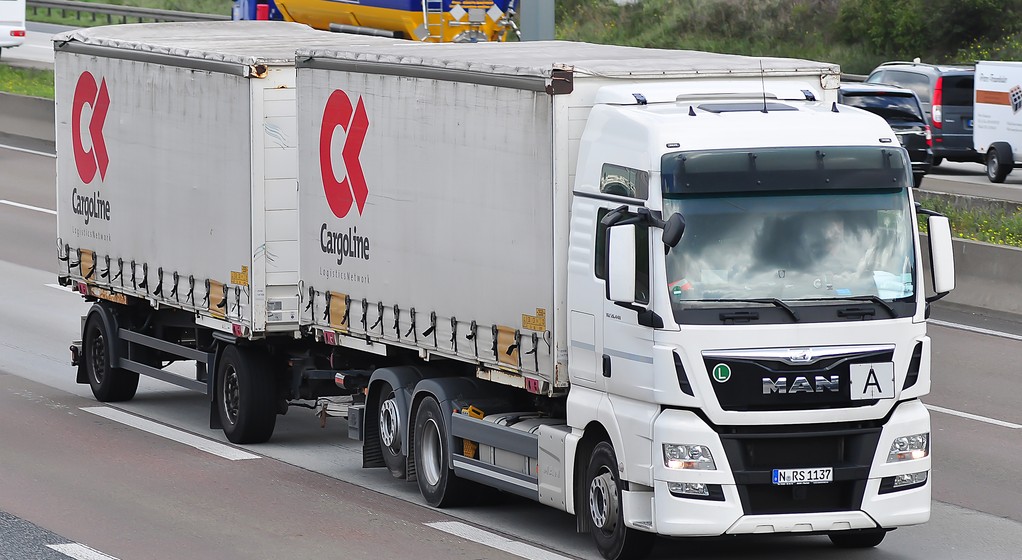 Ciężarówka na niemieckiej autostradzie