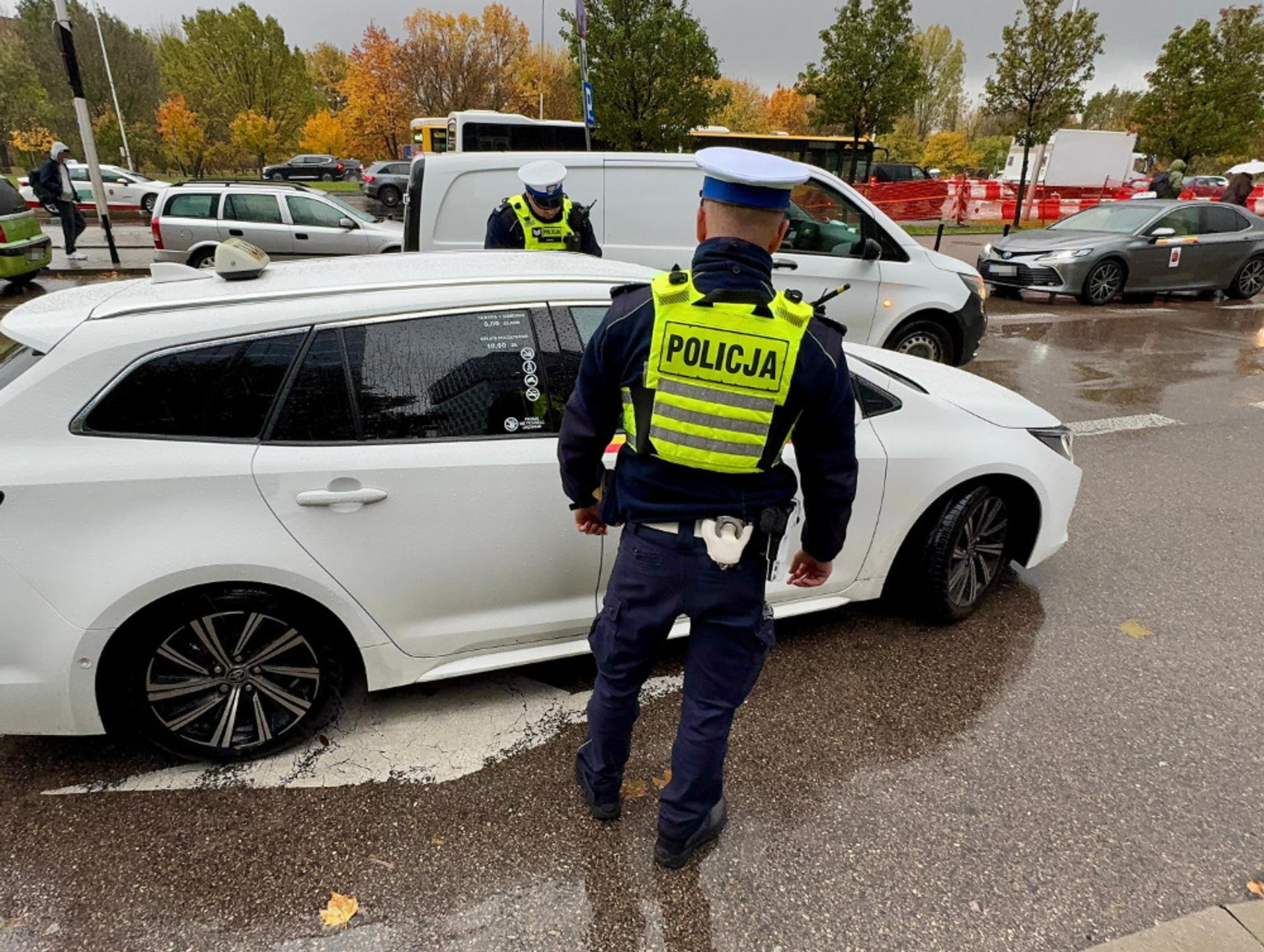 Polscy policjanci często sprawdzają, czy kierowcy nie łamią zakazu korzystania z telefonu