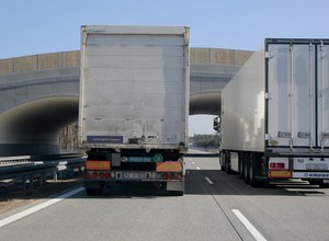 Gdzie obowiązuje zakaz wyprzedzania dla ciężarówek? [Lista]