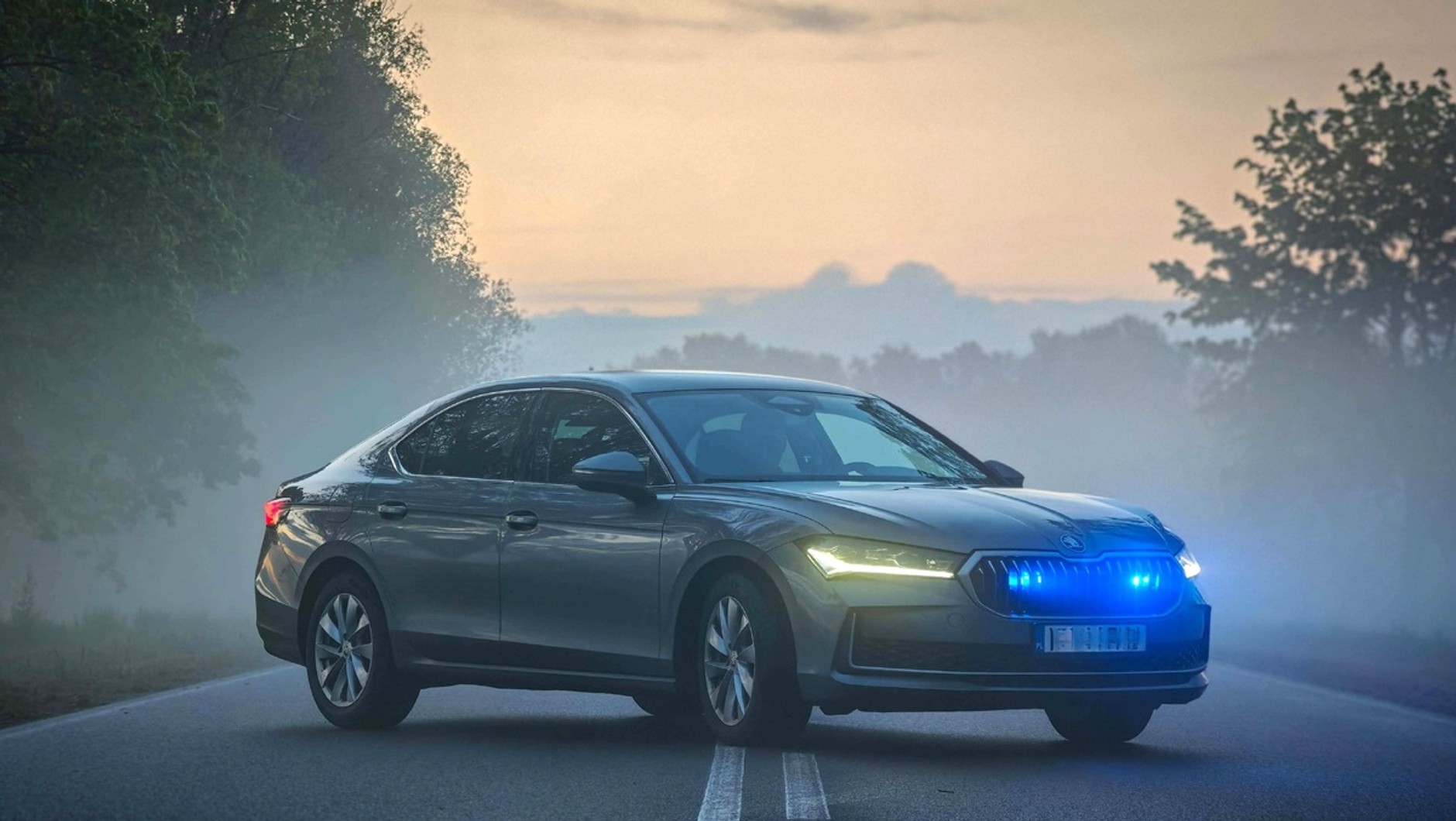 Nieoznakowany radiowóz Skoda Superb 2.0