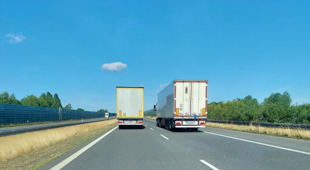 Wyprzedzanie tirów na autostradzie | zdj. ilustracyjne