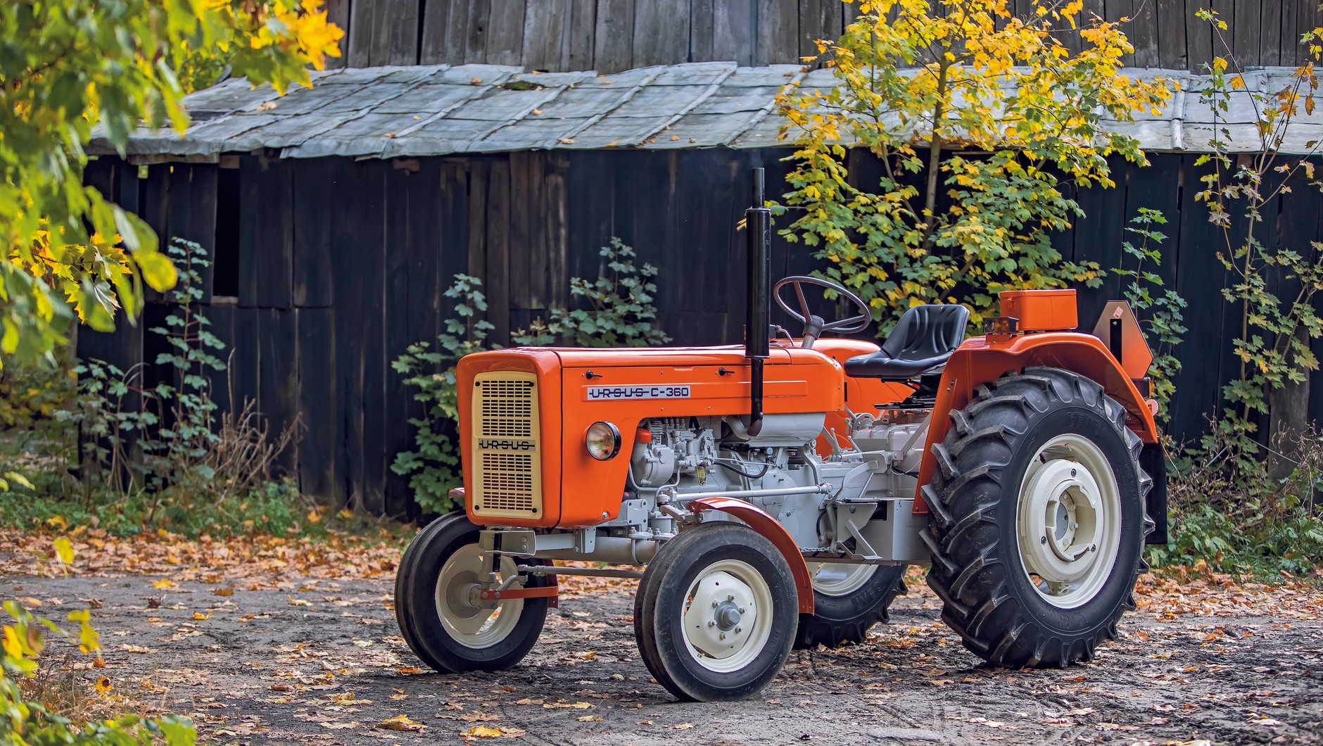 Na pierwszy rzut oka model C-360 jest podobny do C-330, ale za sprawą dłuższej maski ma inne proporcje. Pod długą maską silnik o 4 cylindrach, lub jednostka trzycylindrowa Perkinsa.