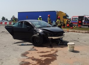 Wjechał Teslą na remontowany odcinek drogi S61. Auto samo wezwało pomoc