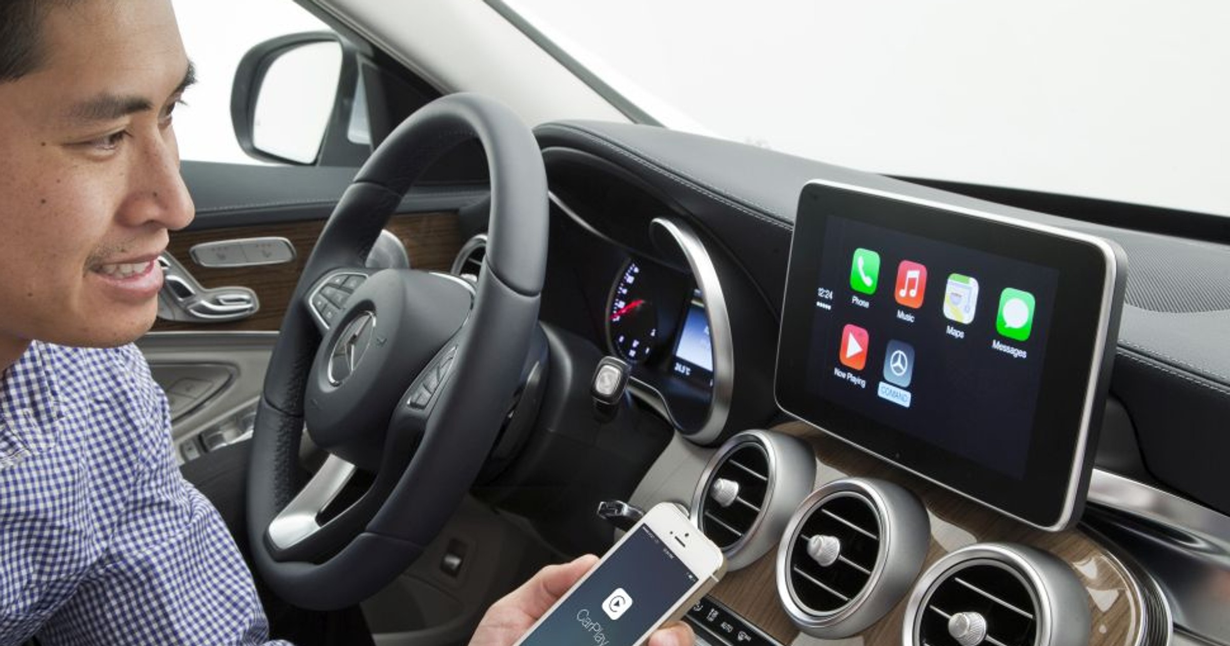Apple CarPlay w pierwszej kolejności zadebiutuje w Mercedesie klasy C. 