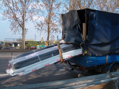 Bezpieczeństo na drodze - Czym grozi jazda z niezabezpieczonym towarem?