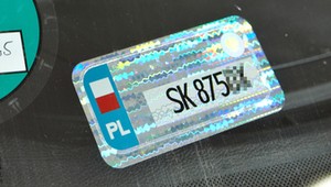 Kiedy koniec nalepek na szybę i wymiany tablic po zakupie samochodu?
