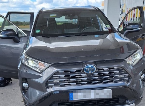 Na stacji paliw stała porzucona Toyota RAV4. Zainteresowała się nią Straż Graniczna