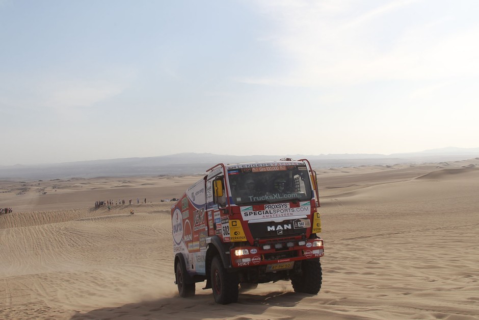 Dakar 2013: Hołowczyc zawiedziony, Sainz utknął na wydmach (2. etap, wyniki, galeria)