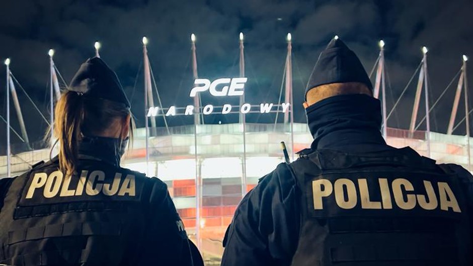 Policyjny patrol przy Stadionie Narodowym