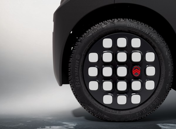 Citroen Ami przeszedł na ciemną stronę mocy. Stara się być mroczny i wygląda fenomenalnie