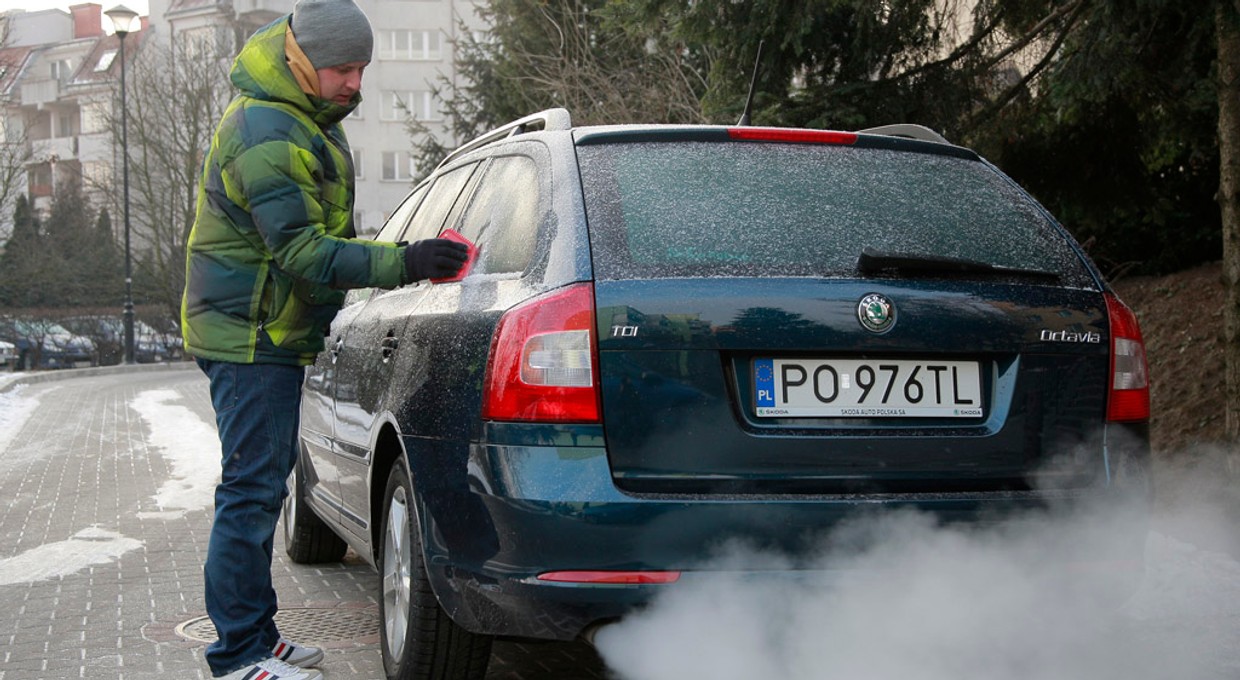 Szyby zamarznięte od środka. Warto wprowadzić nowy zwyczaj, zanim zostawisz auto na noc