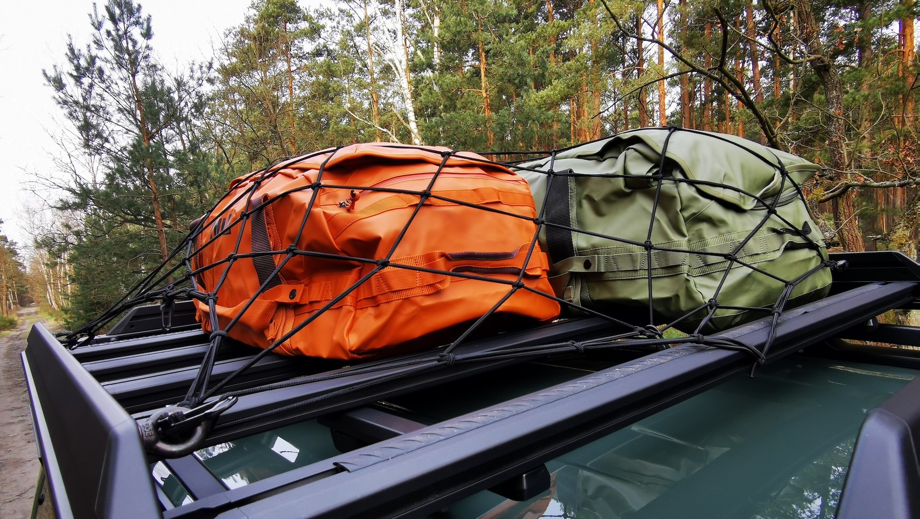Thule Caprock i dwie torby Thule Chasm o pojemności 90 l każda