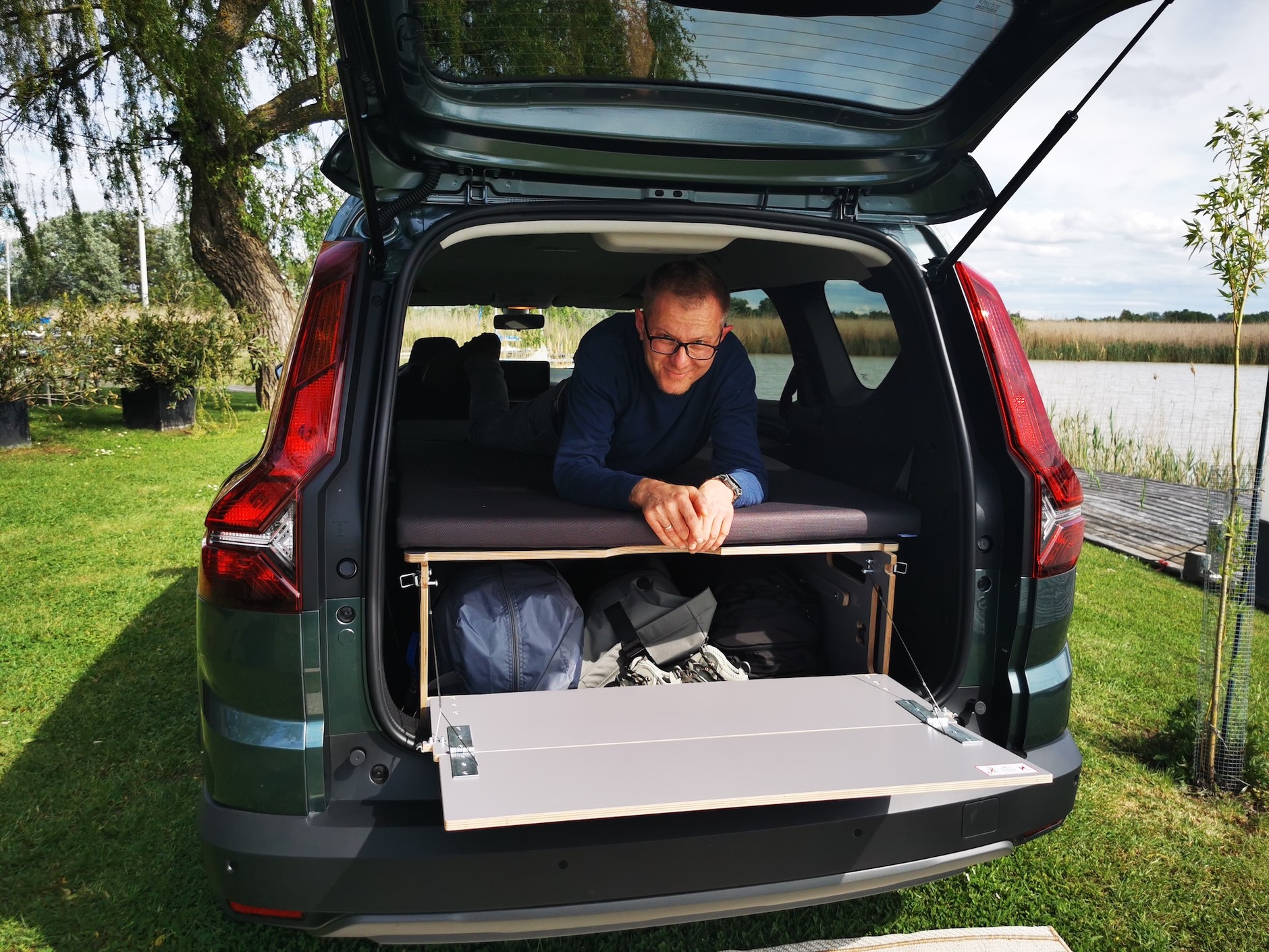 Prosty wkład kamperowy w Dacii Jogger. Dacia sprzedaje takie zestawy w cenie ok. 9600 zł, ale coś takiego można też zrobić we własnym zakresie