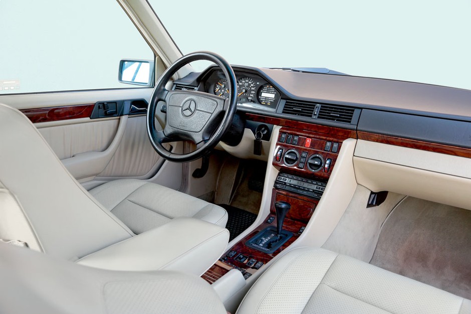 Ostatni prawdziwy Mercedes? Z pewnością prawdziwe jest w nim piękne drewno na desce rozdzielczej.