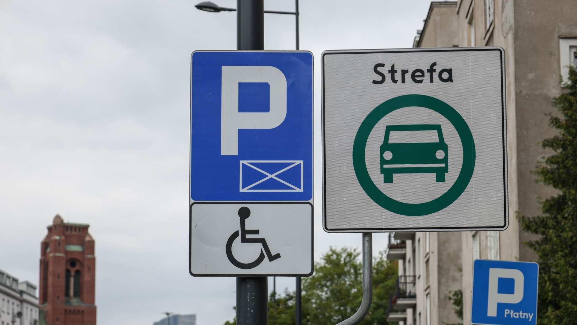 Znak drogowy informujący o strefie czystego transportu na pl. Narutowicza w Warszawie
