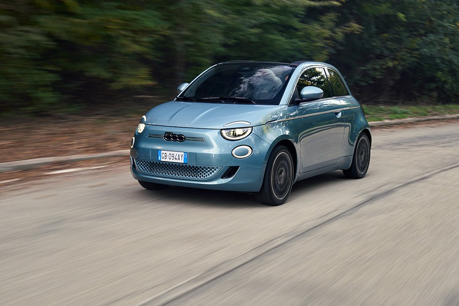 Elektryczny Fiat 500 to miejskie autko, które nieźle radzi sobie także na autostradzie. Żadne z aut w teście nie zużyło mniej energii przy 130 km/h.