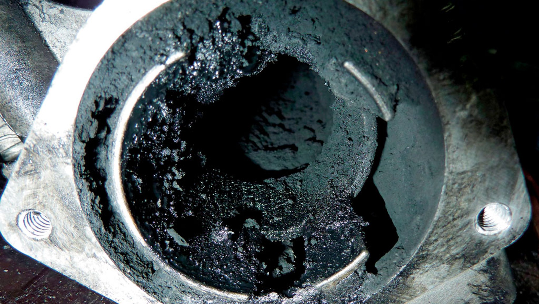 Nieodpowiednie domieszki do paliwa mogą&nbsp;przyspieszać odkładanie się sadzy i smolistych osadów m.in. w układzie recyrkulacji spalin, a także przyspieszać zbieranie się popiołu w filtrach cząstek stałych.
