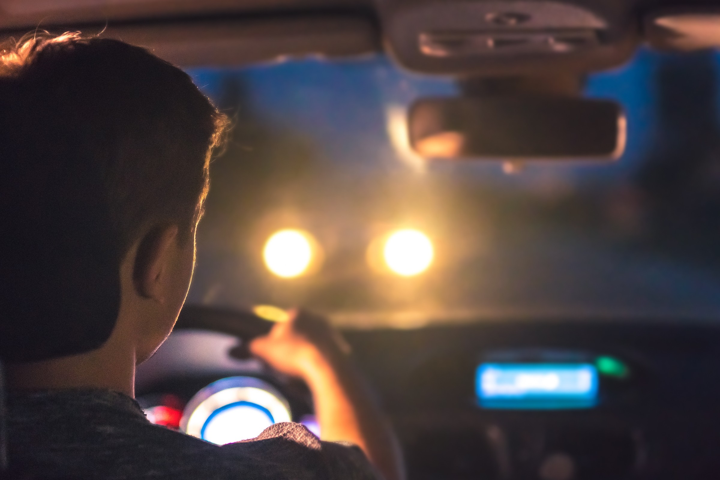Jak prawidłowo używać świateł w samochodzie? Oto najczęstsze błędy kierowców