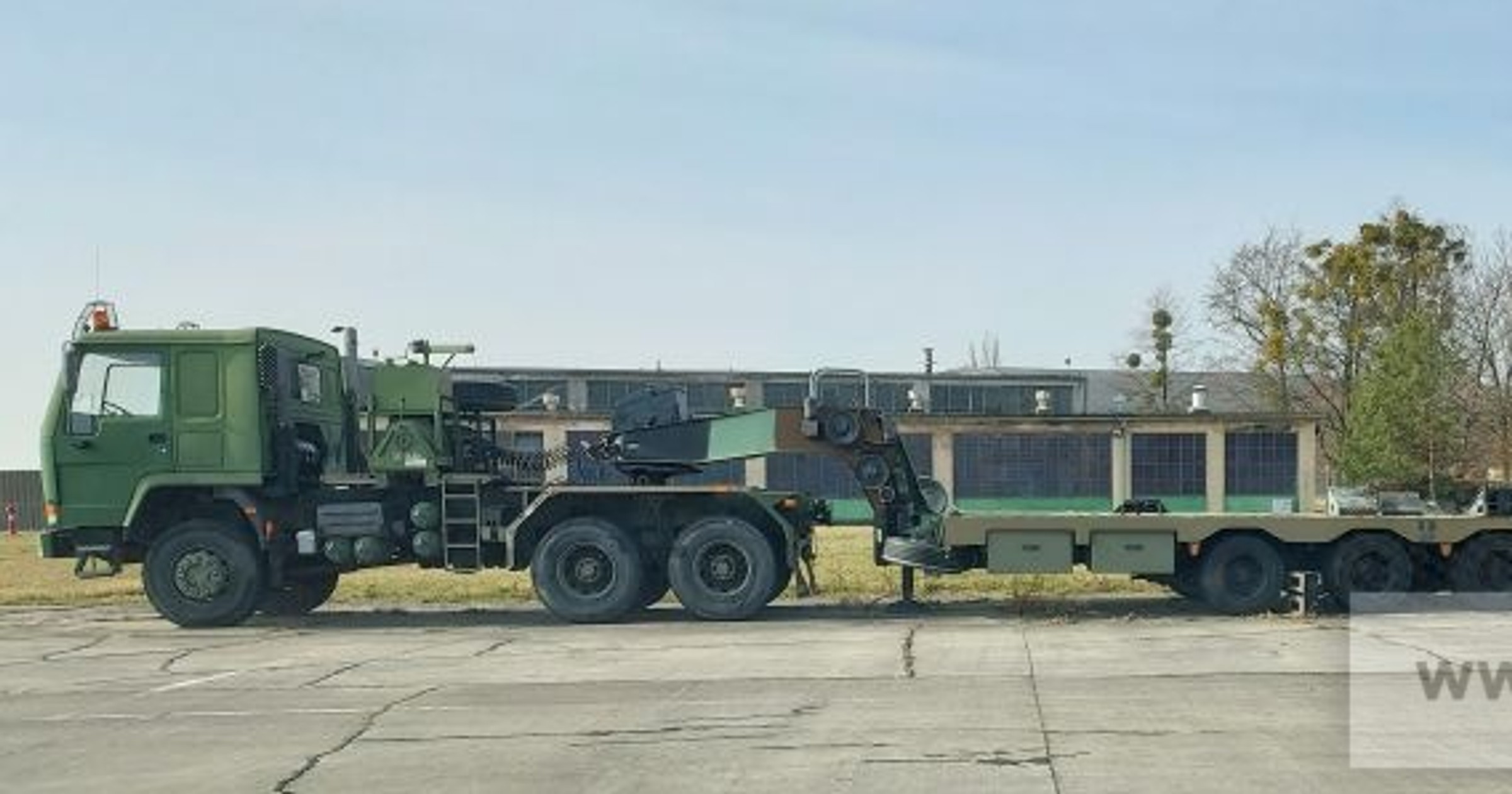 Wojskowe Volvo FL12 z naczepą Lohr