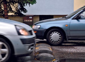 Czy próg zwalniający odwołuje ograniczenie prędkości? Minister wyjaśnia