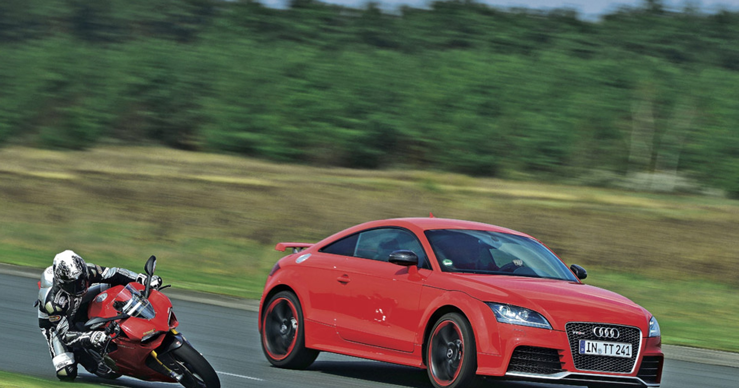 Audi TT RS Plus kontra Ducati 1199 Panigale S