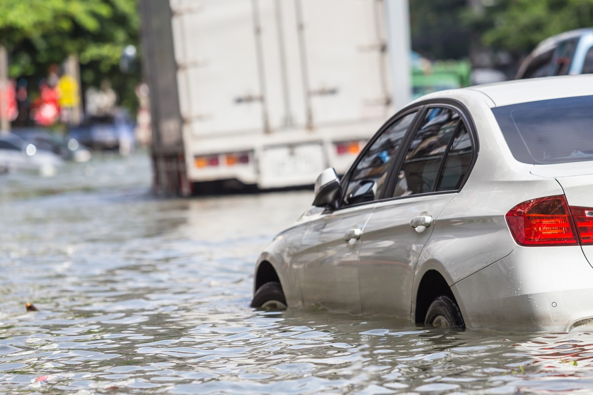 Kiedy ubezpieczyciel nie wypłaci odszkodowania za zalane auto? Prawniczka ostrzega kierowców