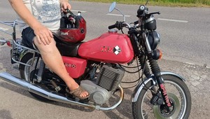 Policjanci zatrzymali motocyklistę. Jechał bez kasku, a to, do czego go używał, wprawiło ich w osłupienie