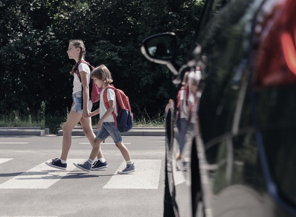 Kiedy pieszy może legalnie przejść przez jezdnię? Zasada 100 m i przejścia sugerowane